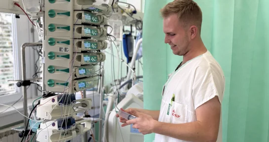 Biomedicínský technik nebo inženýr (muž/žena) na pracoviště intenzivní péče a operační sály